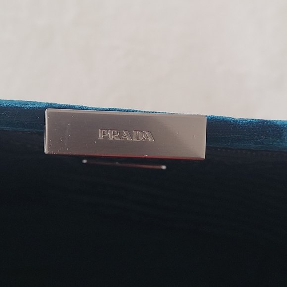 NWT! Vintage Prada Velluto Fibbie Frame Bag in luxurious Deep Blue Velvet! - Picture 5 of 12